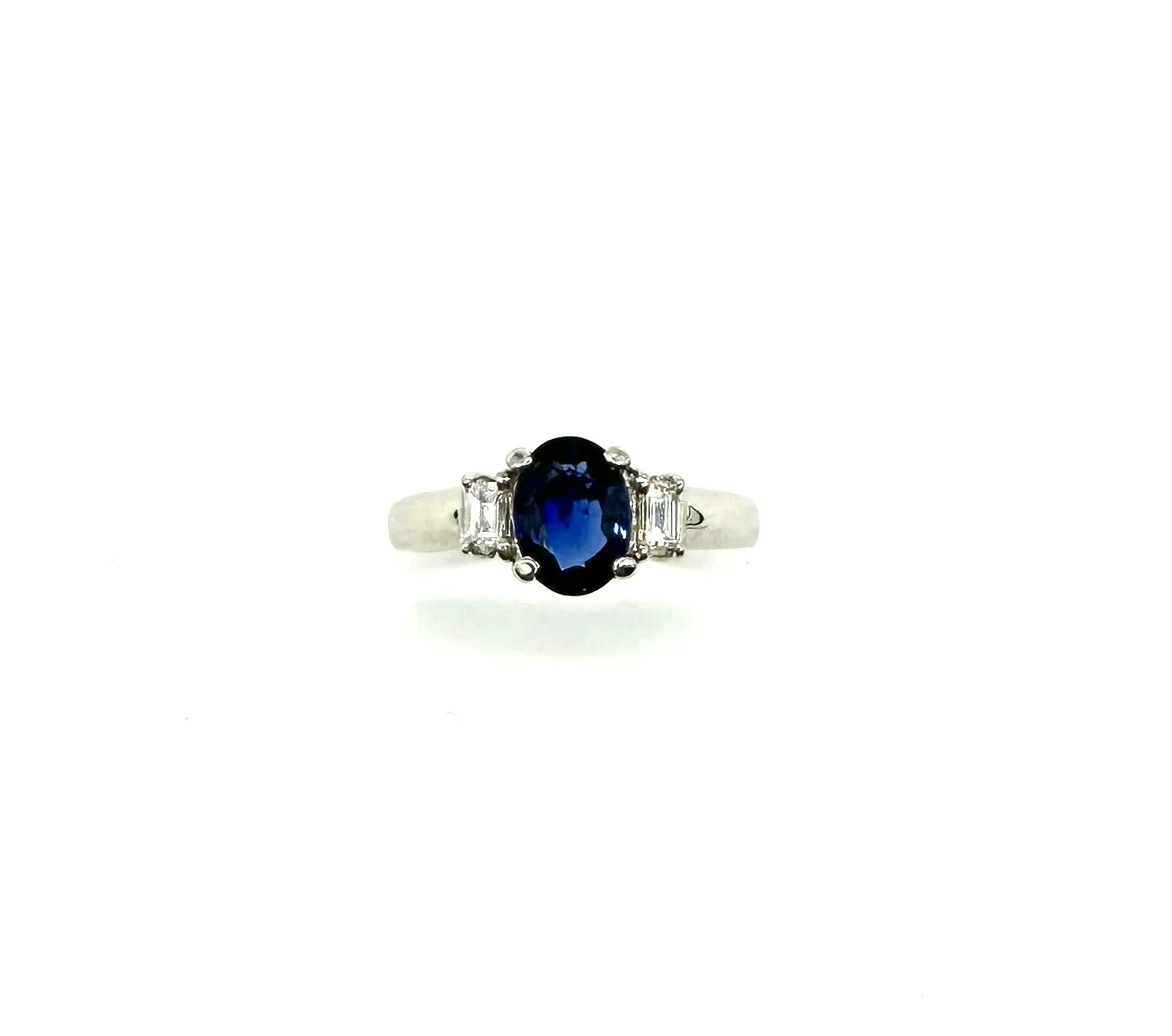 1.03 CT Oval Sapphire W/ 22 Ptw Diamond