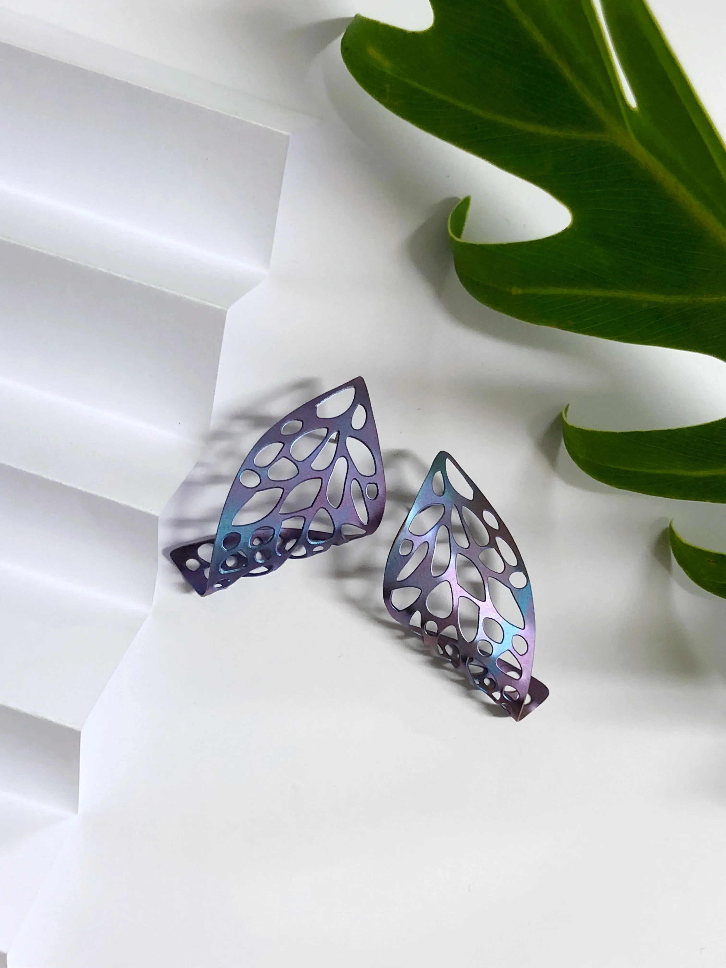 Curled Leaf Skeleton Stud Earrings - Violet