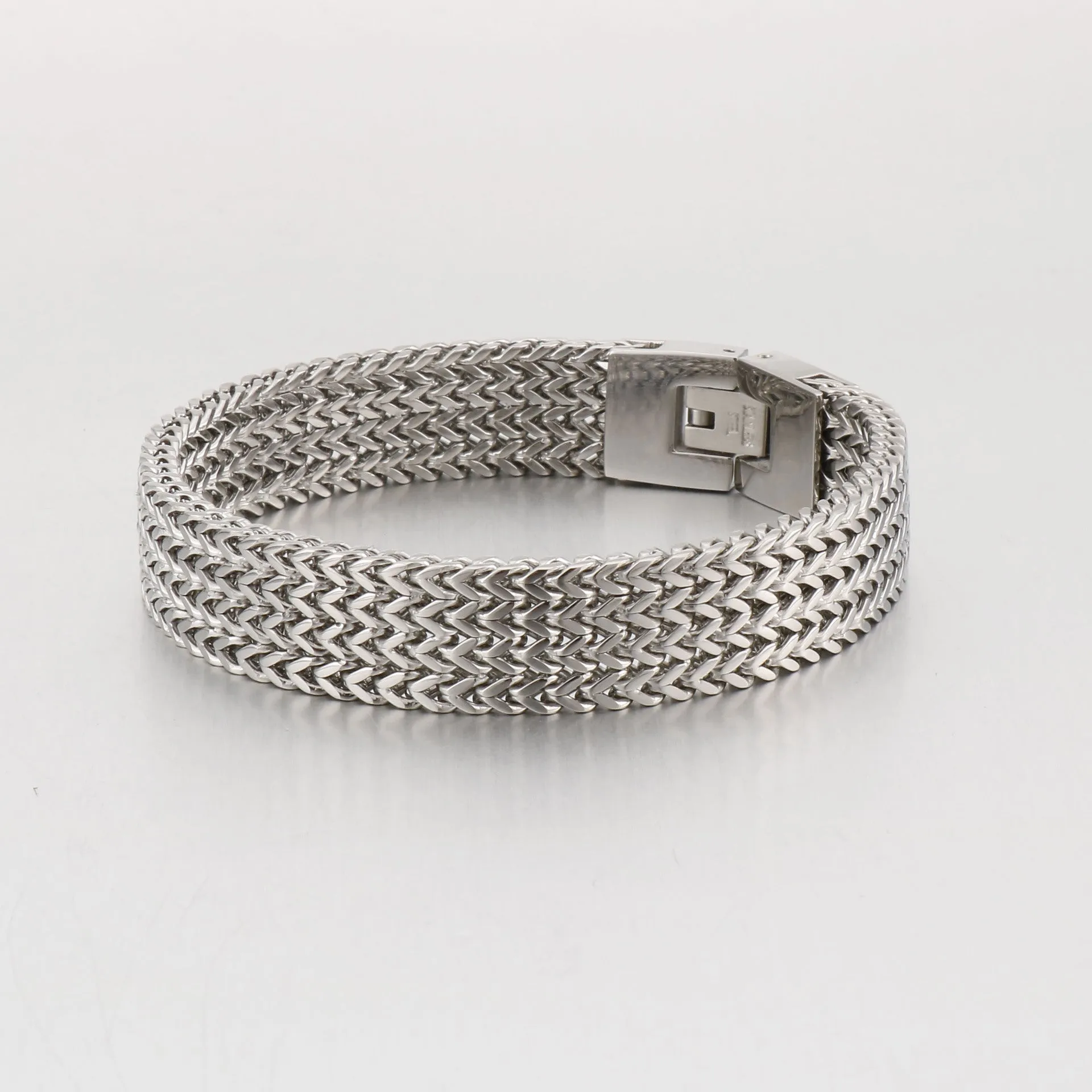 Stylish Personalized Titanium Steel Men's Bracelet with Unique Fish Scale Design for Trendy Appeal