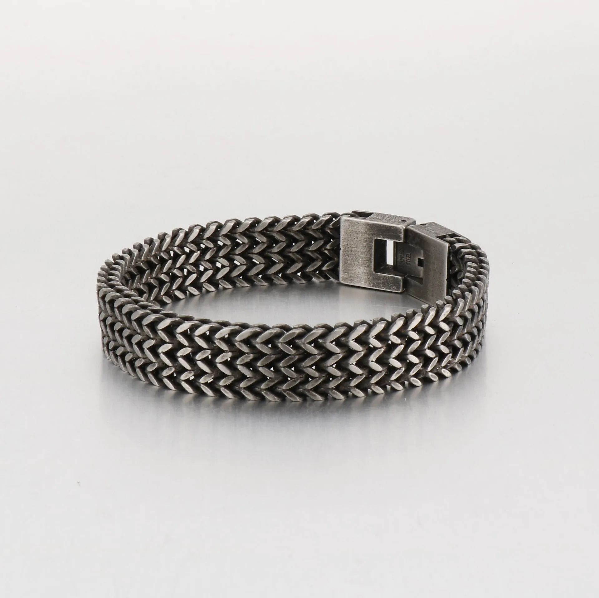 Stylish Personalized Titanium Steel Men's Bracelet with Unique Fish Scale Design for Trendy Appeal